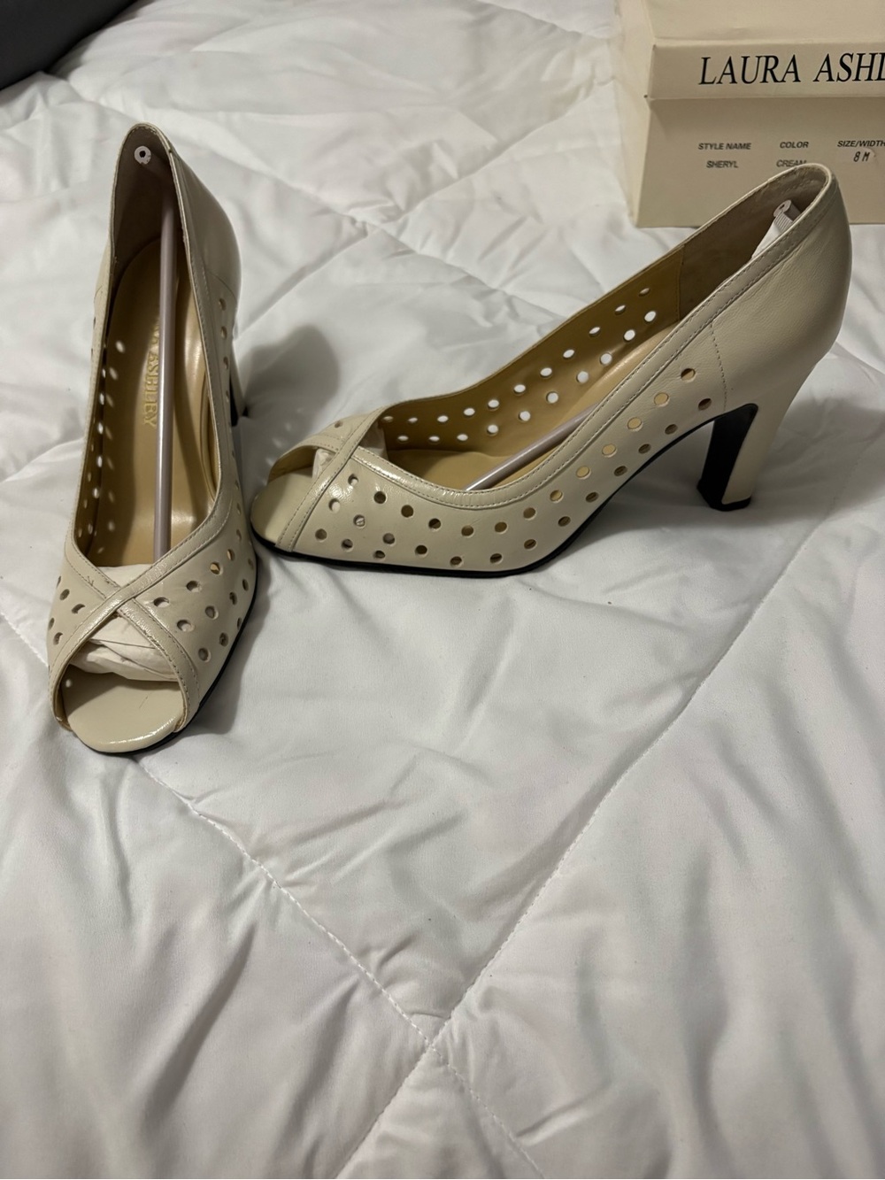 Laura Ashley Sheryl Cream Patterned Heel with Dust Bag Size 8 Medium